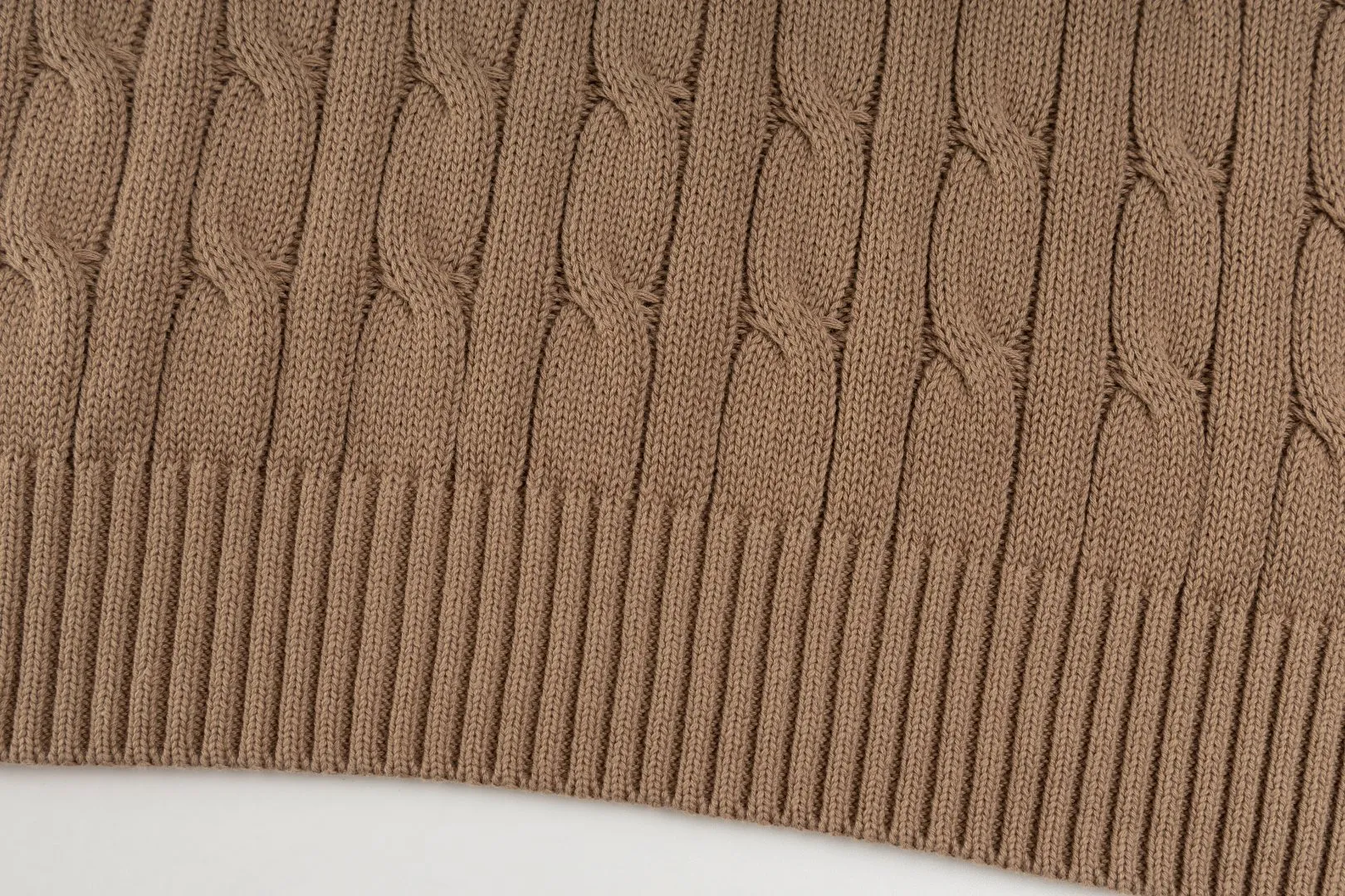 P236 #R84 RALPH LAUREN Six-color classic hooded twist pullover sweater with high-density LOGO embroidery on the chest and original custom-made tag accessories. Made of pure cotton yarn, pure cotton is skin-friendly and comfortable, small label war horse embroidered twist hooded sweater 🐎 high quality, follow the blogger to learn how to wear it! Let’s buy a Ralph Lauren cable sweater. It’s a super hard-to-find series after it became popular. It’s hard to find one on the official website. It’s simple and practical to wear, with a lazy and loose feel. The thickened fabric has more texture, feels soft and delicate, and has a loose fit. Whether worn alone or layered, you can wear different styles of fashion with just one piece!   Size: S M L
